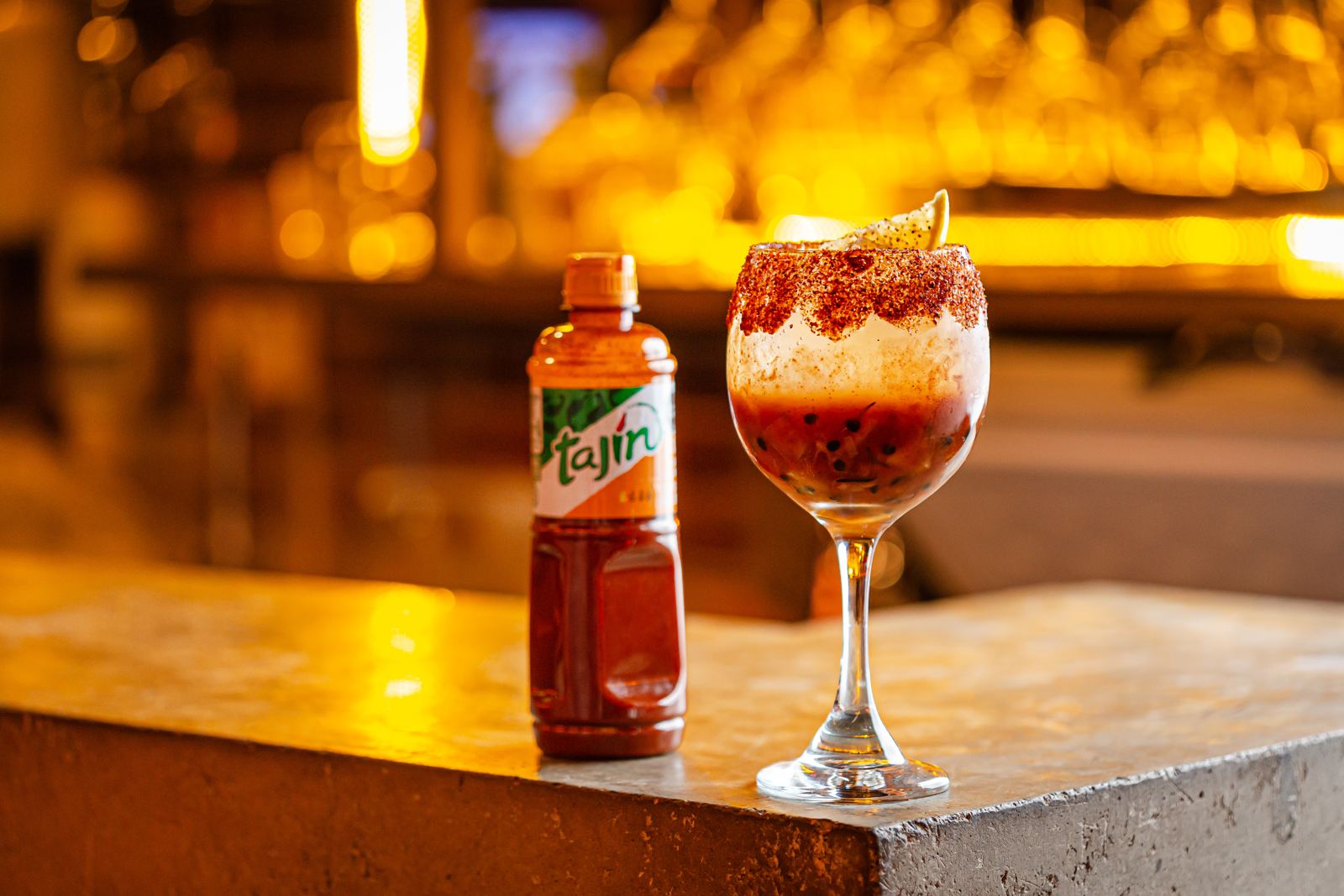 Cóctel con escarchado de tajín