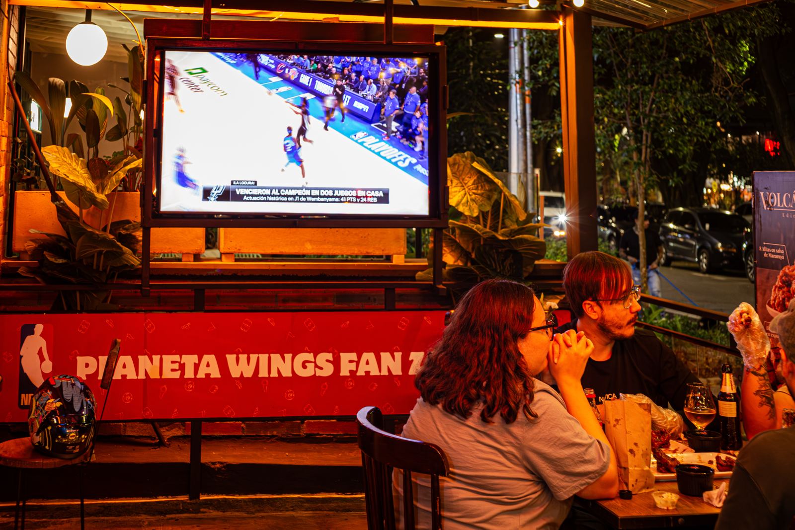 La fan zone de Planeta Wings con partido en pantalla gigante